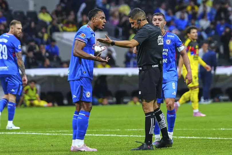 Jugadores de Cruz Azul le reclaman al árbitro Óscar Mejía en el partido contra América | IMAGO 7