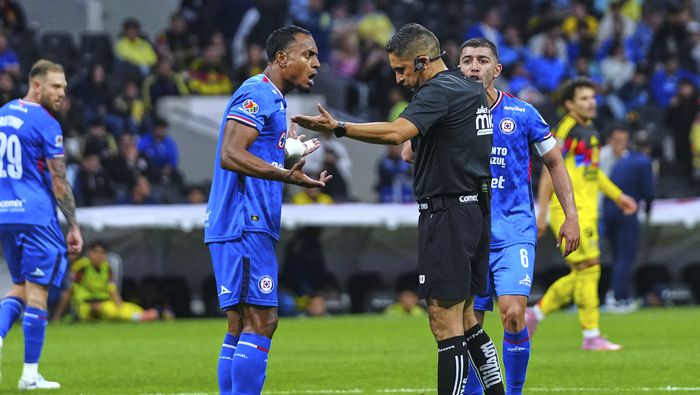 Jugadores de Cruz Azul le reclaman al árbitro Óscar Mejía en el partido contra América | IMAGO 7