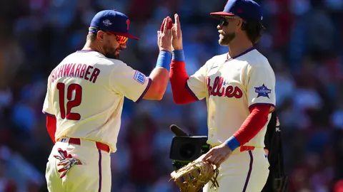 Bryce Harper y Kyle Schwarber de los Phillies I AP