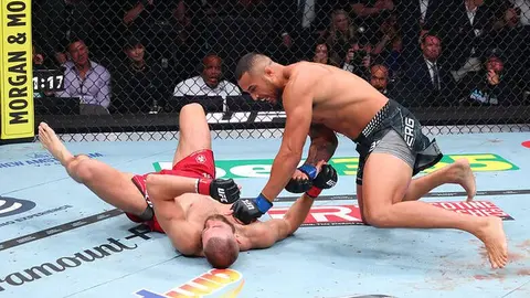 Ulberg terminando su pelea de una forma imponente | X: @UFCEspanol