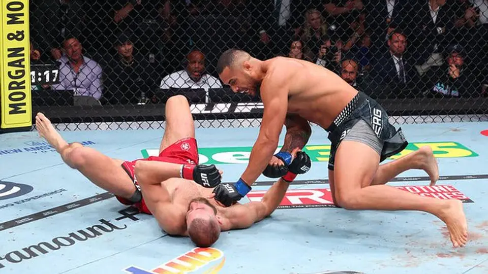 Ulberg terminando su pelea de una forma imponente | X: @UFCEspanol