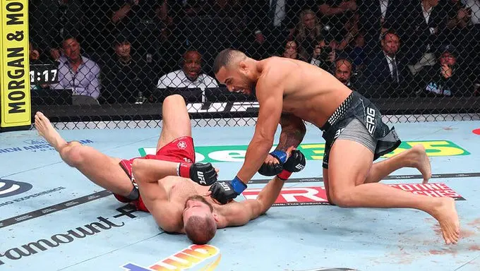 Ulberg terminando su pelea de una forma imponente | X: @UFCEspanol