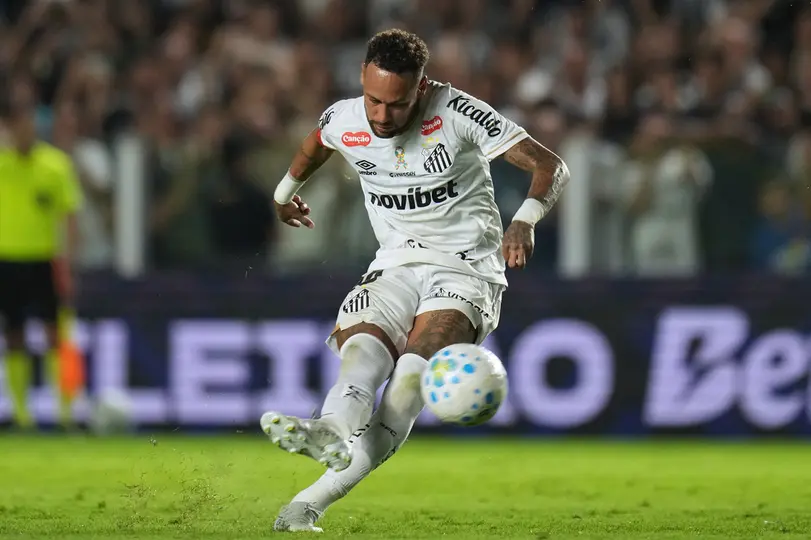 Neymar Jr. controla un balón l AP