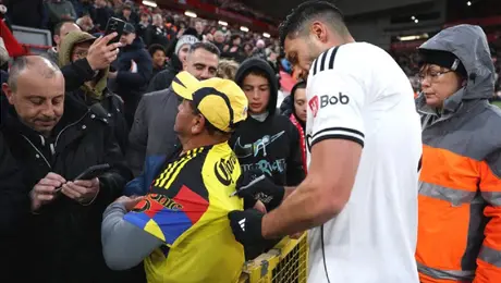 Raúl Jiménez firma playera del América tras caer en Anfield