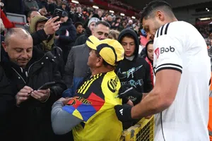 Raúl Jiménez firma playera del América tras caer en Anfield