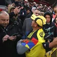 Raúl Jiménez firma playera del América tras caer en Anfield