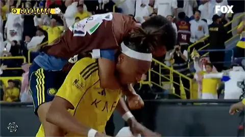 Festejo de Simakan en el gol que adelantaba a los suyos | Captura de pantalla