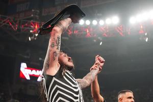 ¡Histórico! Dominik Mysterio defendió el Megacampeonato de AAA en Monday Night Raw ante El Original Grande Americano