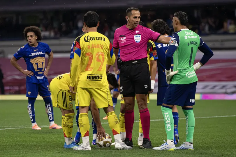 Santander estuvo involucrado en la Polémica en el américa vs Pumas | MEXSPORT