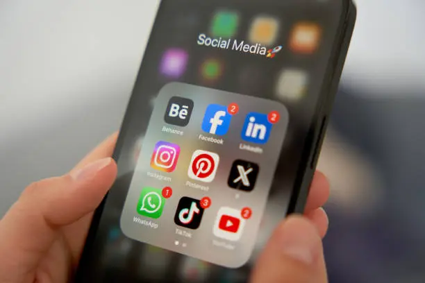Las redes sociales forman parte de la vida privada de millones de trabajadores. / iStock