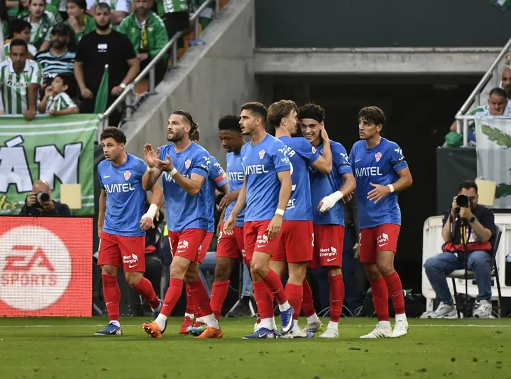 Jugadores de Elche en celebración en el partido ante Betis en LaLiga | AFP