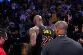 Lebron James en el partido de Los Angeles Lakers contra Thunder de Oklahoma City | AP