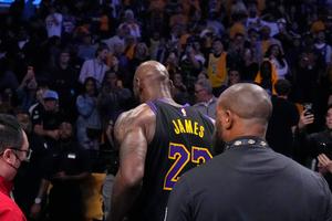 Lebron James en el partido de Los Angeles Lakers contra Thunder de Oklahoma City | AP