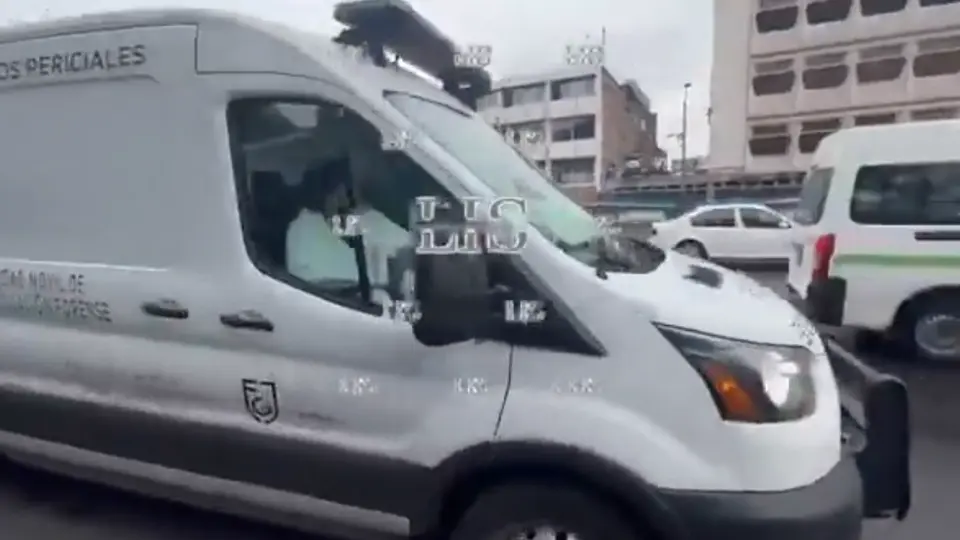 Personal de la Fiscalía de la CDMX acudió a la estación para levantar el cuerpo y realizar la autopsia de ley / X: @LisetGlezG