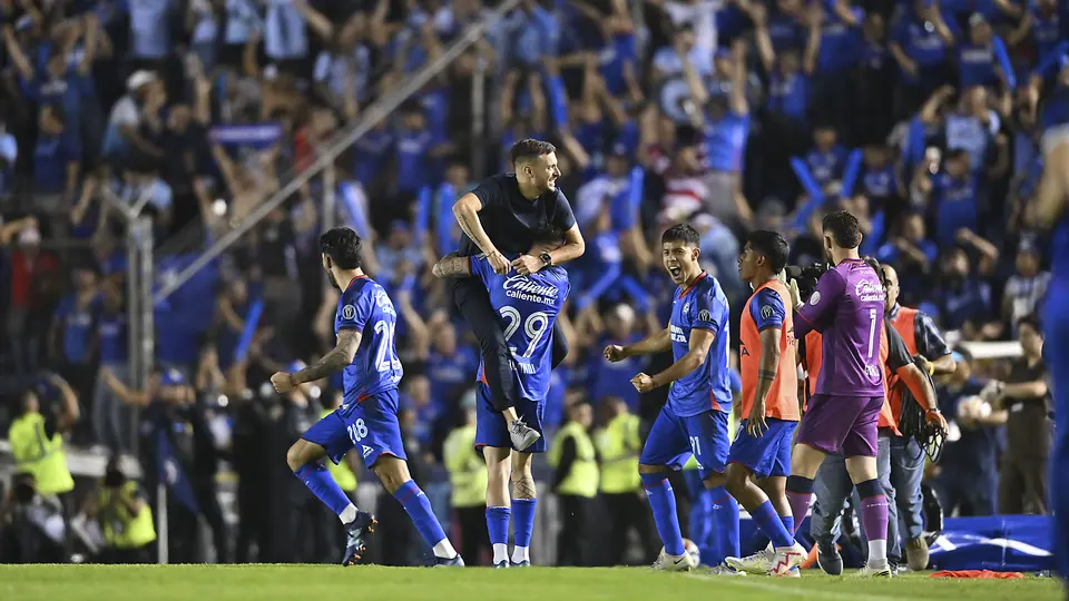 Martín Anselmi celebra con Cruz Azul el pase a Semifinales del Apertura 2024 | IMAGO 7