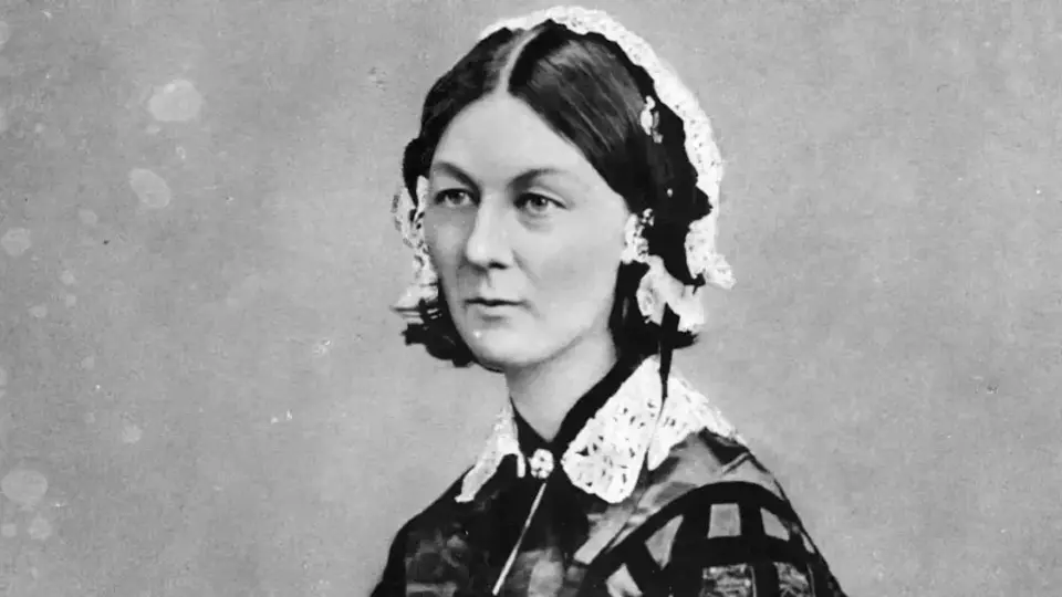 Florence Nightingale es recordada por transformar la atención médica en hospitales.