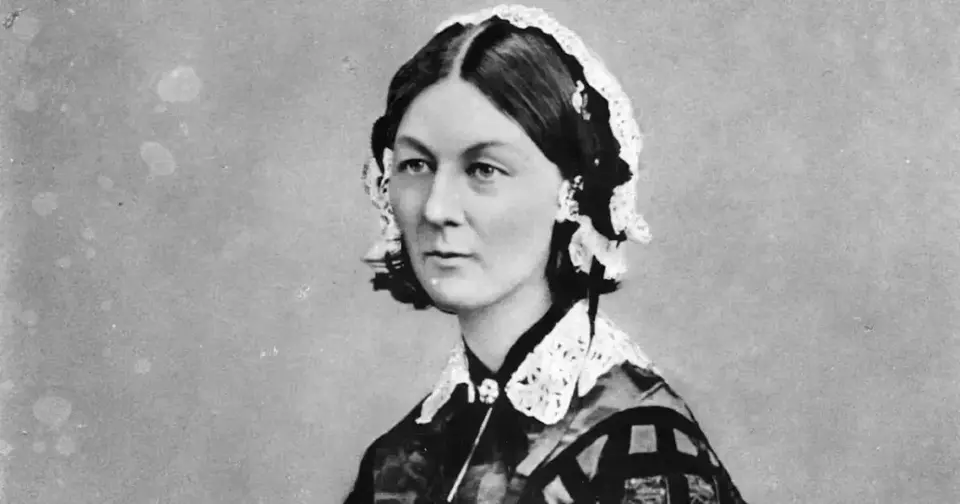 Florence Nightingale es recordada por transformar la atención médica en hospitales.