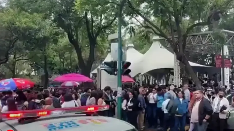 VIDEO: Amenaza de bomba en el IPN provoca evacuación de cientos de estudiantes