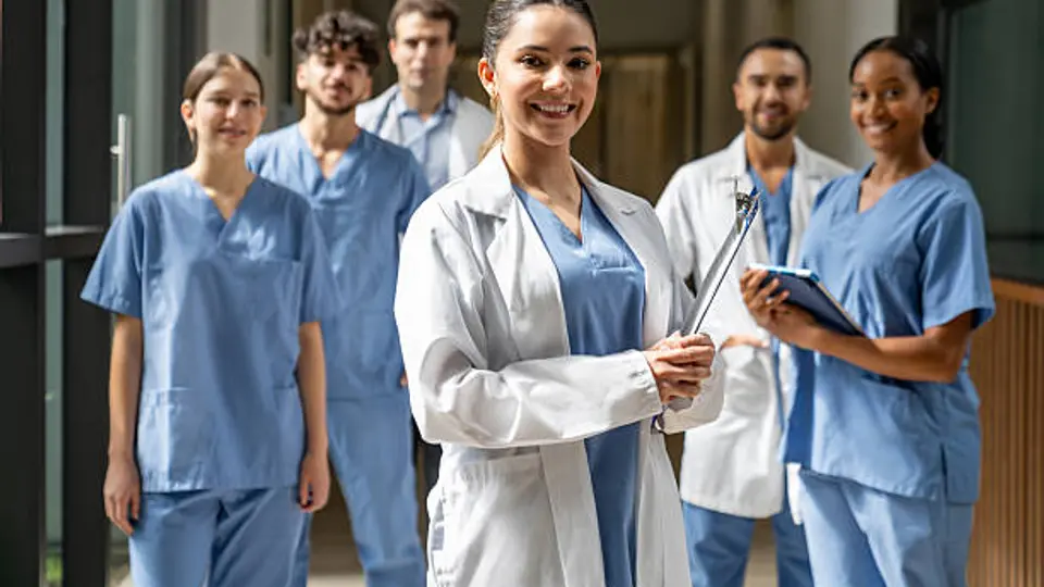 El trabajo de enfermeras y enfermeros es fundamental en hospitales, clínicas y centros de salud de todo el mundo. / iStoc k