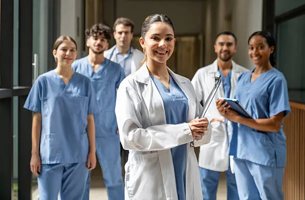 El trabajo de enfermeras y enfermeros es fundamental en hospitales, clínicas y centros de salud de todo el mundo. / iStoc k