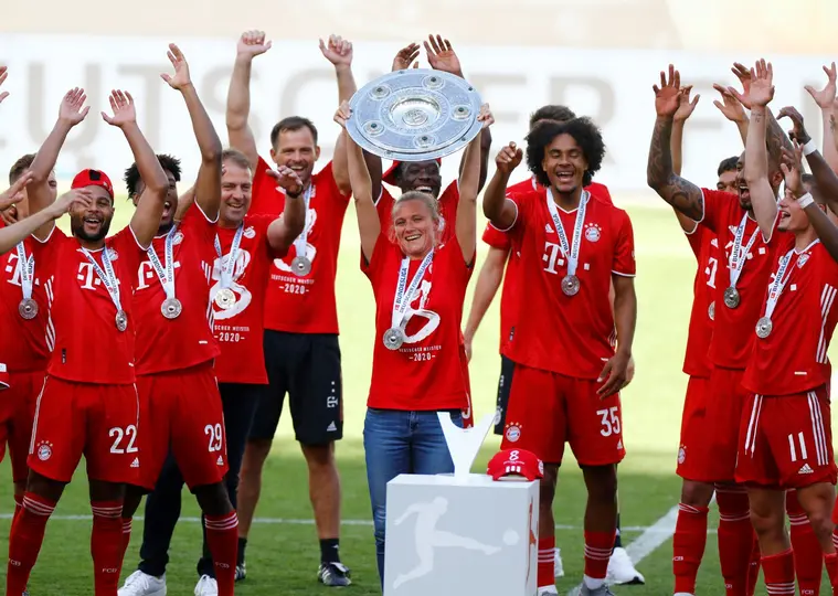 Kathleen Krueger con el trofeo de Bundesliga tras el título de Bayern Munich en la Temporada 2019-2020 | AFP