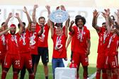 Kathleen Krueger con el trofeo de Bundesliga tras el título de Bayern Munich en la Temporada 2019-2020 | AFP