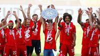 Kathleen Krueger con el trofeo de Bundesliga tras el título de Bayern Munich en la Temporada 2019-2020 | AFP