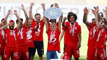 Kathleen Krueger con el trofeo de Bundesliga tras el título de Bayern Munich en la Temporada 2019-2020 | AFP