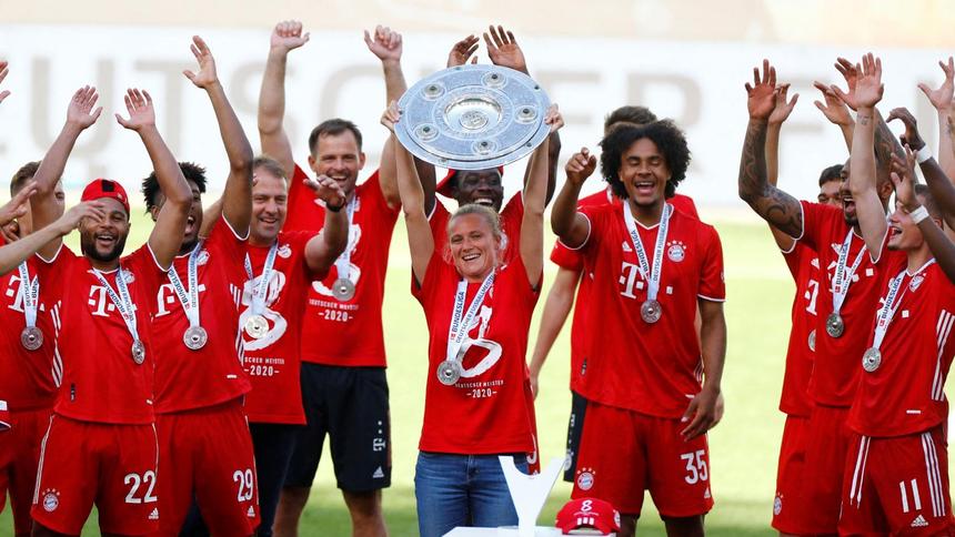 Kathleen Krueger con el trofeo de Bundesliga tras el título de Bayern Munich en la Temporada 2019-2020 | AFP