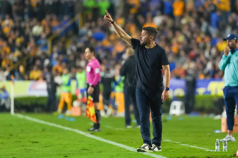 Nicolás Larcamón en la Semifinal contra Tigres en el Apertura 2025 de la Liga MX | IMAGO 7