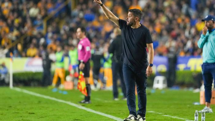 Nicolás Larcamón en la Semifinal contra Tigres en el Apertura 2025 de la Liga MX | IMAGO 7