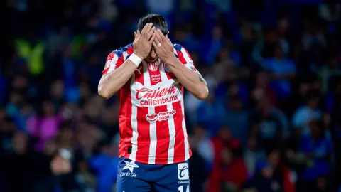 'Chicharito' Hernández en lamento tras fallar el penal contra Cruz Azul en la Liguilla del Apertura 2025 | IMAGO 7