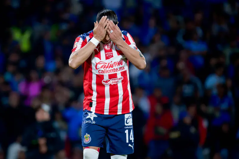 'Chicharito' Hernández en lamento tras fallar el penal contra Cruz Azul en la Liguilla del Apertura 2025 | IMAGO 7