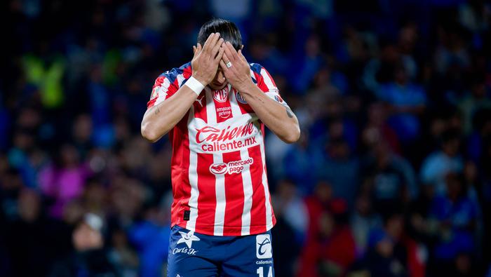 'Chicharito' Hernández en lamento tras fallar el penal contra Cruz Azul en la Liguilla del Apertura 2025 | IMAGO 7