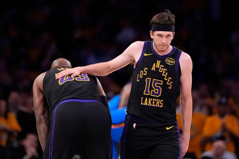 Lebron James y Austin Reaves en el partido de Los Angeles Lakers contra Thunder de Oklahoma City | AP