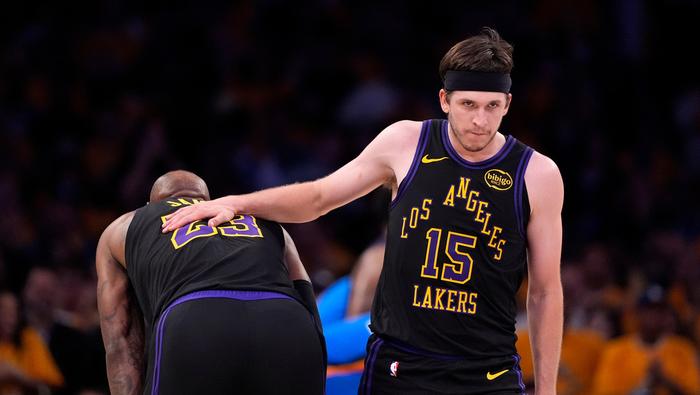 Lebron James y Austin Reaves en el partido de Los Angeles Lakers contra Thunder de Oklahoma City | AP