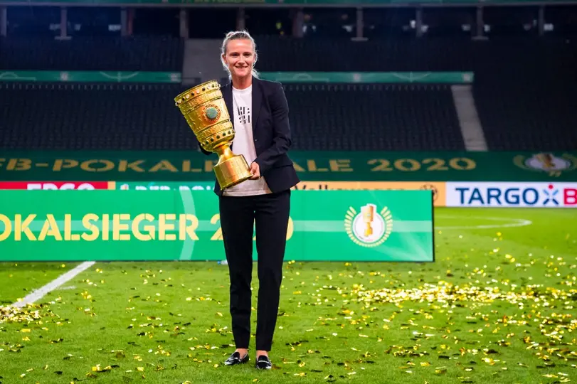 Kathleen Krueger con la Copa de Alemania tras el título de Bayern Munich en la Temporada 2019-2020 | AP