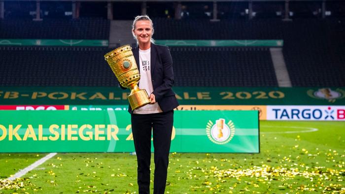 Kathleen Krueger con la Copa de Alemania tras el título de Bayern Munich en la Temporada 2019-2020 | AP