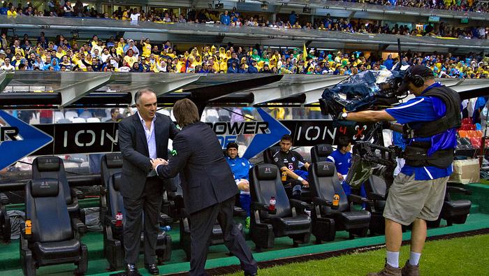 Guillermo Vázquez y Miguel Herrera en la Final del Clausura 2013 de la Liga MX | IMAGO 7