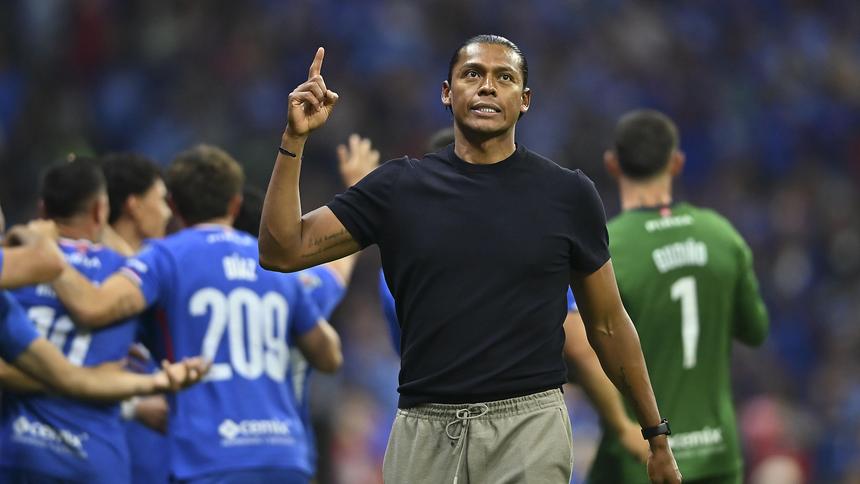 Joel Huiqui en celebración tras la victoria de Cruz Azul contra Atlas en Liguilla del Clausura 2026 de la Liga MX | IMAGO 7