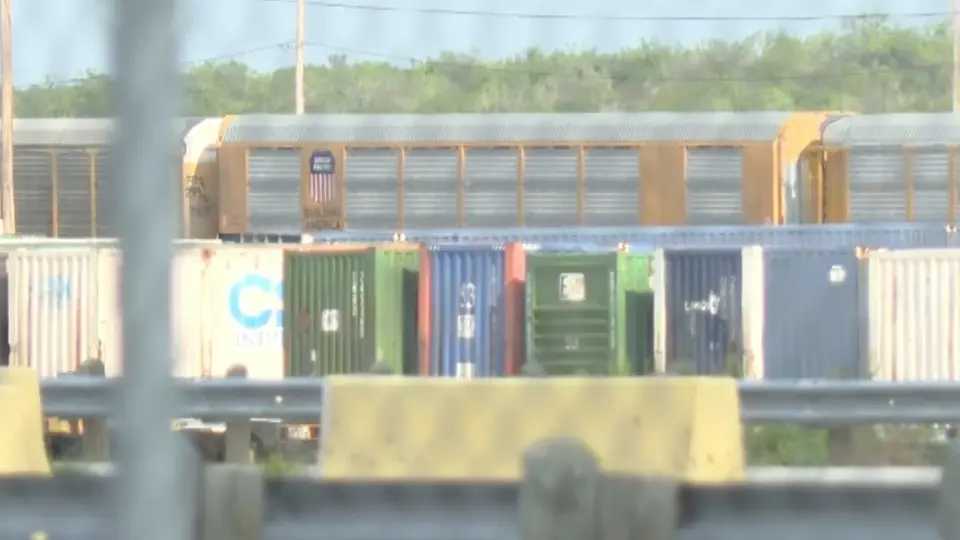 SRE confirma muerte de tres mexicanos hallados dentro de vagón de tren en Texas