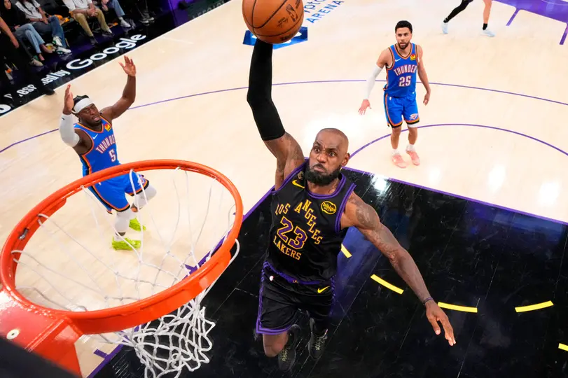 Lebron James en el partido de Los Angeles Lakers contra Thunder de Oklahoma City | AP