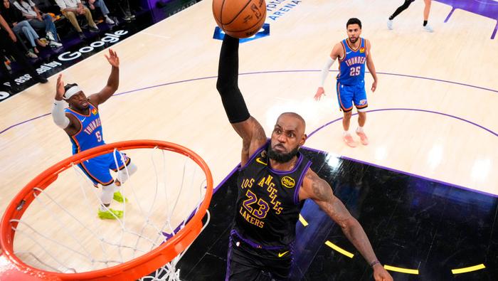 Lebron James en el partido de Los Angeles Lakers contra Thunder de Oklahoma City | AP