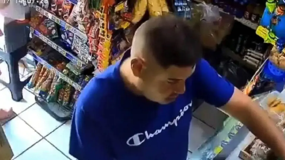 El hombre fue captado en video cuando presuntamente realizó los tocamientos a la menor