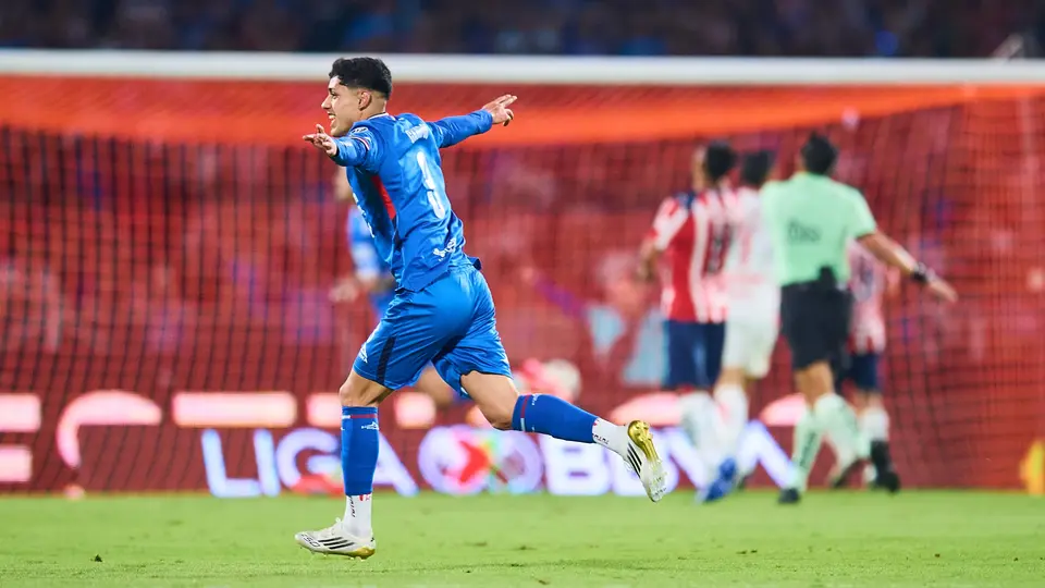 Omar Campos en celebración tras el triunfo de Cruz Azul contra Chivas en la Liguilla del Clausura 2026 de la Liga MX | MEXSPORT