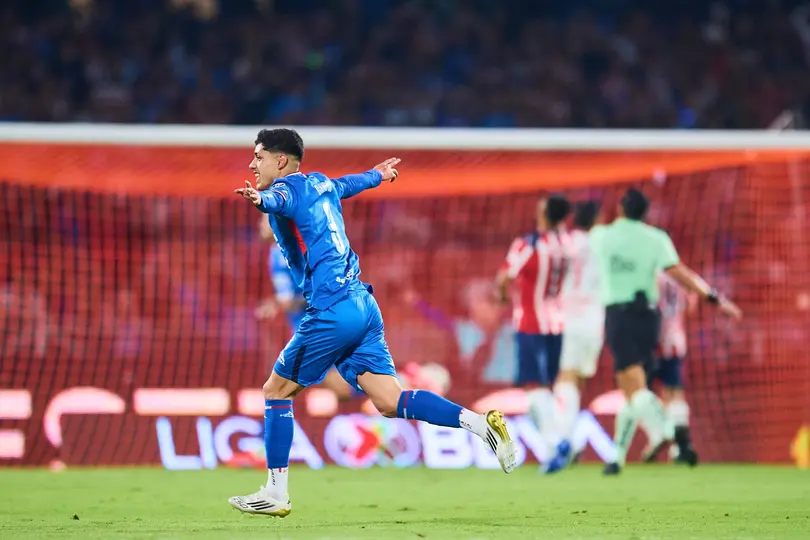 Omar Campos en celebración tras el triunfo de Cruz Azul contra Chivas en la Liguilla del Clausura 2026 de la Liga MX | MEXSPORT