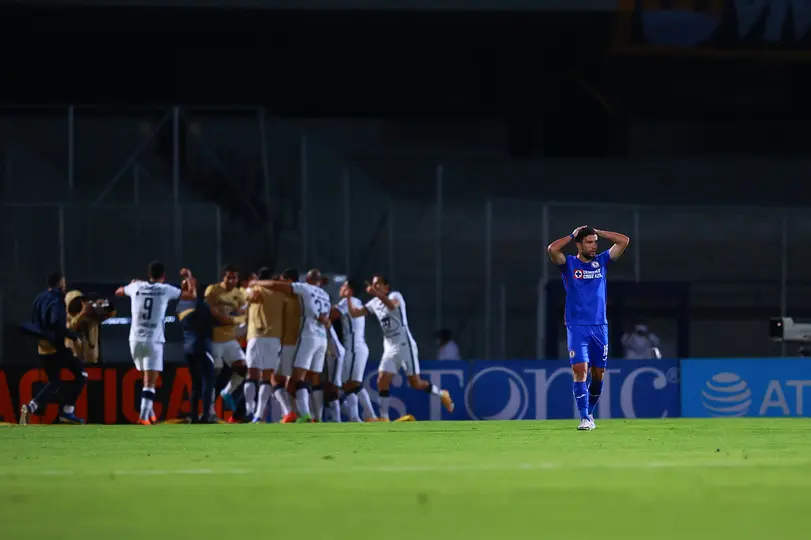 Nacho Rivero en lamento con Cruz Azul en la Semifinal contra Pumas en el Guardianes 2020 de Liga MX | IMAGO 7