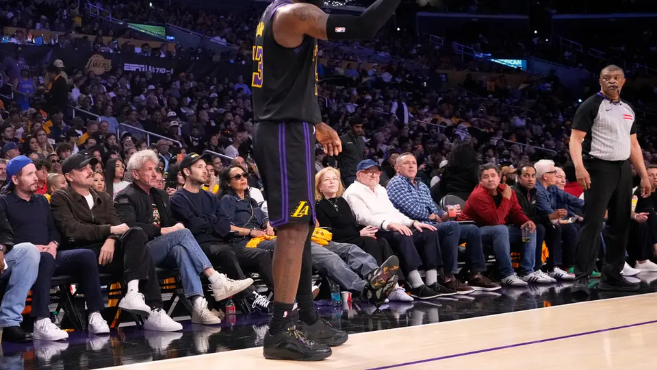 Lebron James en el partido de Los Angeles Lakers contra Thunder de Oklahoma City | AP
