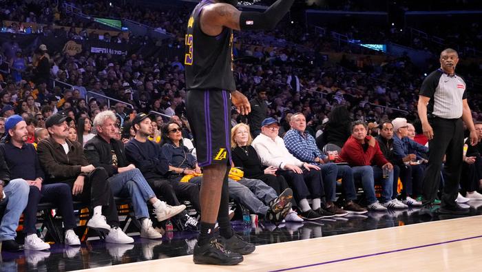 Lebron James en el partido de Los Angeles Lakers contra Thunder de Oklahoma City | AP