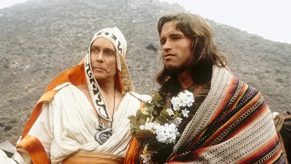 Taylor, junto a Arnold Schwarzenegger en 'Conan el Bárbaro' (John Milius, 1982).